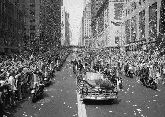 AP - NASA - 13 de agosto de 1969. Así llenaron las calles los neoyorquinos para homenajear a los astronautas del Apolo 1. En el auto, de izquierda a derecha aperecen Edwin Aldrin, Michael Collins y Neil Armstrong.