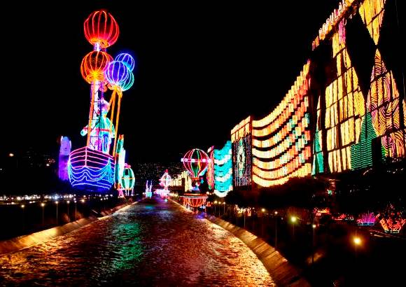 Juan Antonio S&#225;nchez - M&#225;s de 16 millones de luces decoran los principales sitios de la ciudad en Navidad.