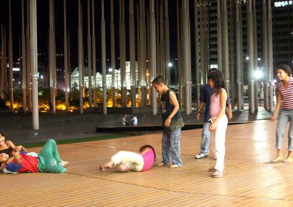 FOTO EL COLOMBIANO - En pleno centro de Medell&#237;n, frente al Centro Administrativo La Alpujarra, se levantan 300 enormes postes luminosos, 2.100 reflectores y 170 l&#225;mparas de piso que convierten al Parque de las luces en un moderno espacio p&#250;blico. La renovaci&#243;n de la Plaza de Cisneros se inaugur&#243; en el a&#241;o 2005.
