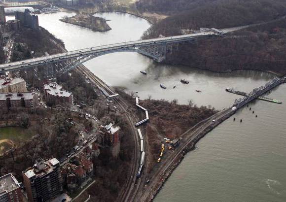 AP - En las primeras im&#225;genes del accidente, que se produjo a las 7.20 hora local, al menos cinco vagones aparecen volcados al lado del r&#237;o Hudson, cerca de la estaci&#243;n de Spuyten Duyvil.