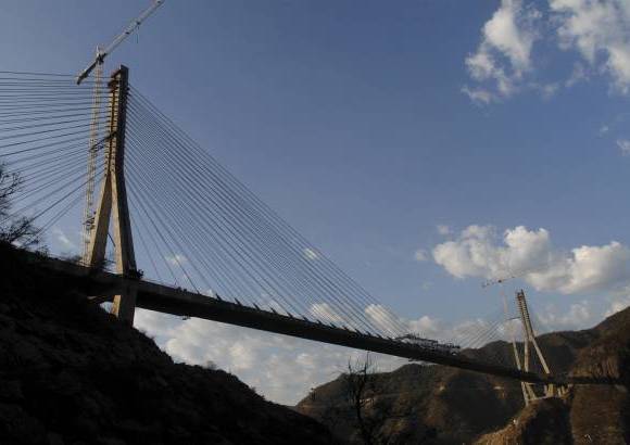 Reuters - El puente se encuentra en la zona conocida como El Espinazo del Diablo, entre los estados de Durango y Sinaloa.