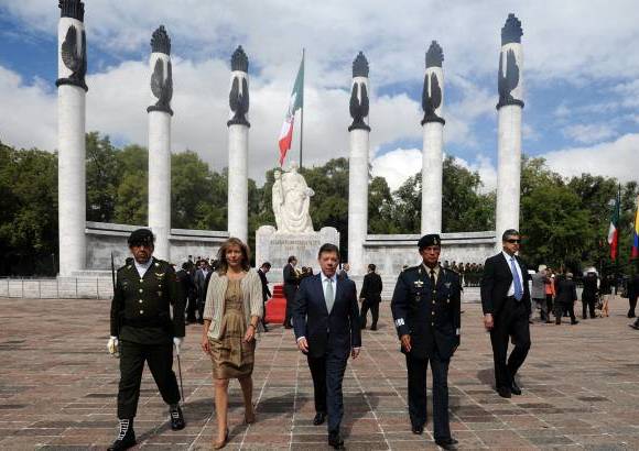 Cortesía Presidencia de la República - El presidente de la República, Juan Manuel Santos, en compañía de su esposa María Clemencia Rodríguez, varios ministros y el director de la Policía Nacional, general Óscar Naranjo, realizó una visita oficial de dos días a México. El mandatario depositó una ofrenda floral en el Altar a la Patria.