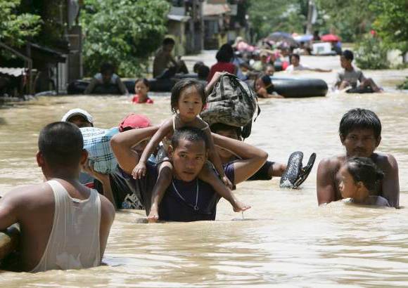 AP - Nesat golpeó las Filipinas el martes y dejó por lo menos 43 muertos, así como 30 desaparecidos tras causar una de las peores inundaciones en décadas en la capital Manila.