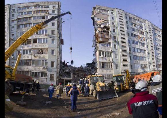 Reuters - En Rusia un edificio de nueve pisos se derrumb&#243; parcialmente en la ciudad de Astrakhan. El edificio se derrumb&#243; tras una explosi&#243;n de gas de uso dom&#233;stico. Murieron 6 personas.