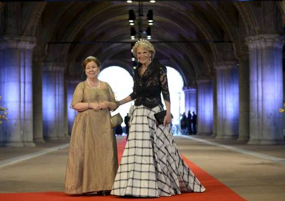 Reuters - Las hermanas de la reina Beatriz tambi&#233;n en la cena, la princesa Irene a la derecha y la princesa Mar&#237;a Cristina a la izquierda.