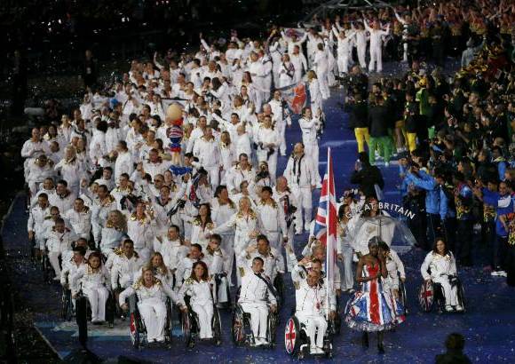 Reuters - Los anfitriones y su fiesta en la inauguración.