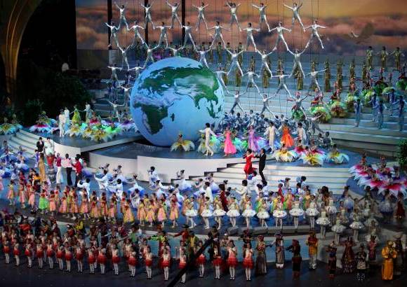 AP - El Centro de Actuaciones de la Expo, cuya forma recuerda a una almeja gigante, fue el lugar elegido para la ceremonia, que arrancó con una canción de la china Song Zuying y el famoso actor Jackie Chan, acompañados por un coro de jóvenes.