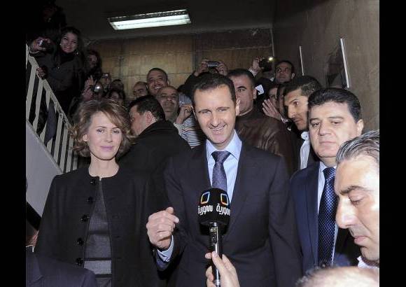 Reuters - El Presidente de Siria, Bachar al-Asad y su esposa Asma hablaron con los medios de comunicaci&#243;n despu&#233;s de votar en un refer&#233;ndum sobre una nueva constituci&#243;n en su pa&#237;s.