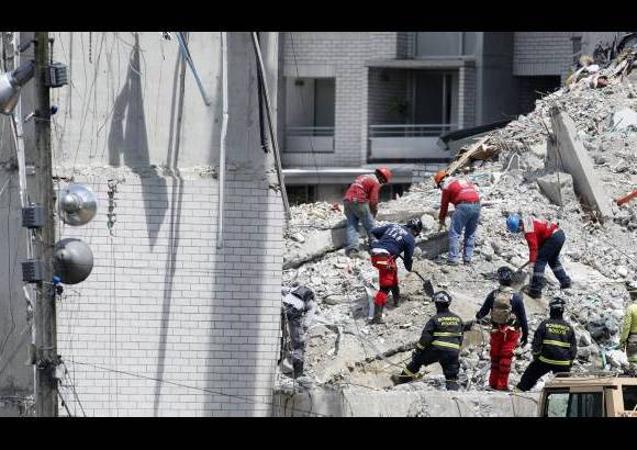 Manuel Saldarriaga - Bomberos de Bogot&#225; acompa&#241;an las labores de rescate. Se sumaron con herramientas tecnol&#243;gicas para el hallazgo de los desaparecidos.