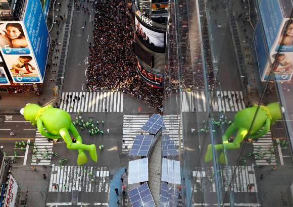 Reuters - Algunos de los espect&#225;culos se realizaron en un escenario al final de la ruta en la Plaza Herald; otros fueron efectuados en los carros aleg&#243;ricos.