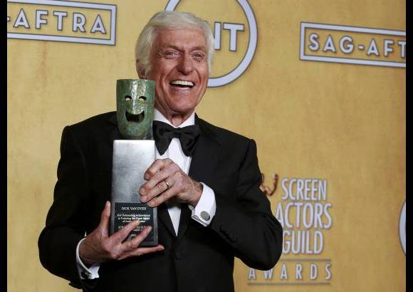 FOTO AP - La 19 edici&#243;n de los premios SAG celebr&#243; la carrera del c&#243;mico Dick Van Dyke, quien demostr&#243; que a sus 87 a&#241;os a&#250;n mantiene mucha de la energ&#237;a y agilidad que caracterizaron a sus personajes, como por ejemplo el deshollinador de Mary Poppins.
