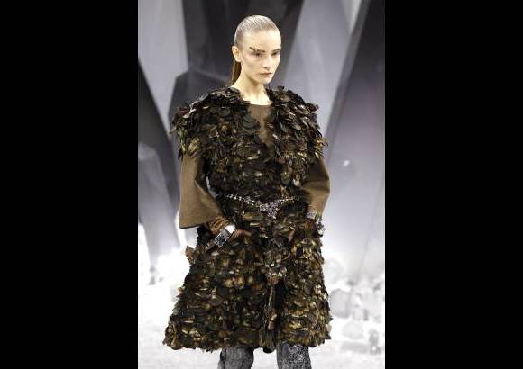 Reuters - En el Grand Palais de Par&#237;s, la mujer Chanel del invierno pr&#243;ximo lucir&#225; en la espalda peque&#241;as capas de plumas.