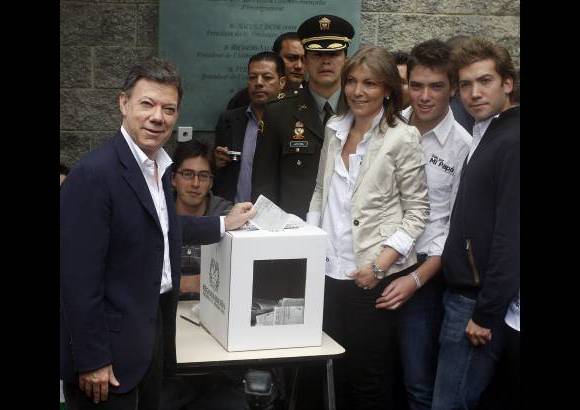 Luis Eduardo Noriega-Colprensa - El candidato presidencial del partido de la U, Juan Manuel Santos, ejercio su derecho al voto en el norte de Bogot&#225;, a las once de la ma&#241;ana, en compa&#241;&#237;a de su familia.