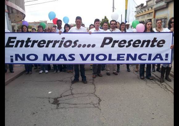 Javier Alexander Mac&#237;as - En la manifestaci&#243;n contra la violencia, participaron personas de diversas regiones. Una delegaci&#243;n del municipio de Entrerr&#237;os se hizo presente.