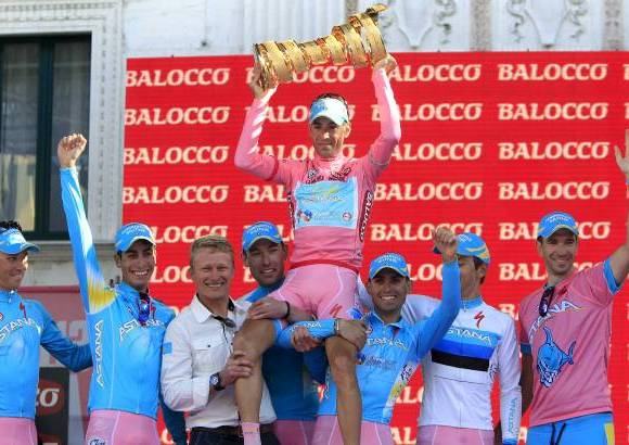 Reuters - Vincenzo Nibali con la camiseta rosa y el trofeo de campe&#243;n acompa&#241;ado por los miembros del equipo Astana.
