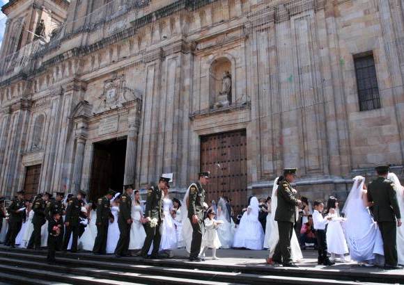 Colprensa-Germ&#225;n Enciso - Adem&#225;s del matrimonio en la catedral, sede escogida por ser la m&#225;s importante y la que puede albergar por su tama&#241;o mayor n&#250;mero de contrayentes, la Polic&#237;a Nacional tambi&#233;n ofrece a las parejas despu&#233;s de la ceremonia religiosa una comida en un club policial y un regalo.