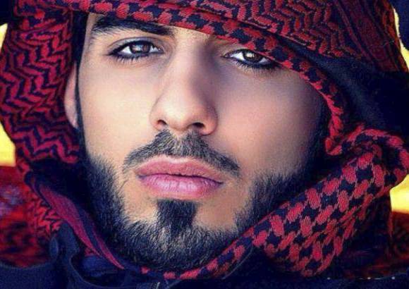 - Omar Borkan Al Gala es uno de los tres hombres de Arabia Saudita expulsados por ser demasiado guapos.