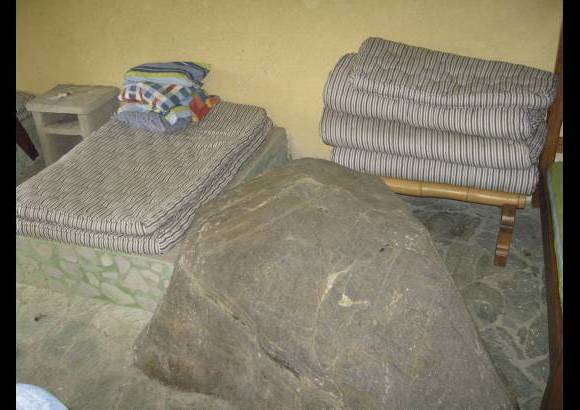 NELSON MATTA COLORADO - Un cuarto ten&#237;a camas y muebles de piedra, y una enorme roca en la mitad.