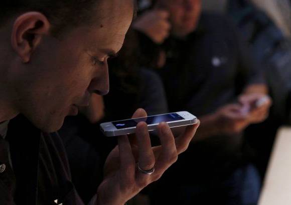 Reuters - El tel&#233;fono, uno de los m&#225;s esperados de la temporada, es m&#225;s delgado debido a que los sensores t&#225;ctiles est&#225;n integrados a la pantalla.