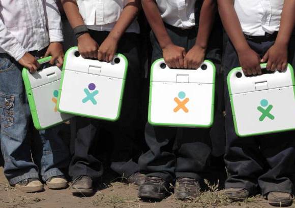 Reuters - La Fundaci&#243;n Zamora-Ter&#225;n entreg&#243; 5.000 computadoras XO a las 32 escuelas p&#250;blicas que existen en la isla de Ometepe de Nicaragua.
