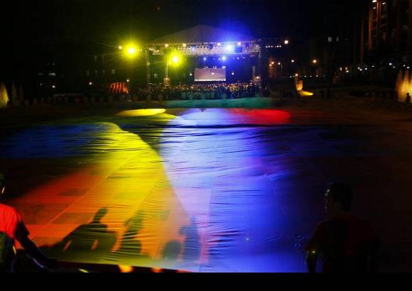 Colprensa - La Bandera de la Alegría, de 70 por 40 metros, firmada por 250.000 personas de todo el país.