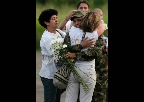 Reuters - Gloria Cuartas, de Colombianos y Colombianas por la paz y Marleny Orjuela, directora de Asfamipaz, emocionadas con el regreso a la libertad de Pablo Emilio Moncayo.