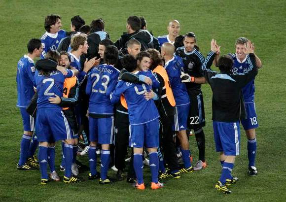 AP - A Diego Maradona le salen todas bien: otra vez un gol fue obra de un defensor y su protegido Martín Palermo aseguró la victoria por 2-0 este martes sobre Grecia para avanzar a los octavos de final de la Copa del Mundo, en los que chocará el domingo con México.