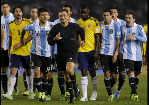 AP - La única mancha del encuentro fue cuando a los 26 minutos el árbitro venezolano Marlon Escalante, que mostró determinación en sus fallos, expulsó al delantero local Gonzalo Higuaín y al defensor colombiano Cristian Zapata por agresión mutua.