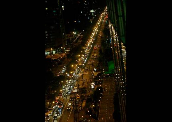 Jaime Pérez - Miles de antioqueños acudieron al Paseo del Río para ver los juegos piromusicales del Bicentenario.