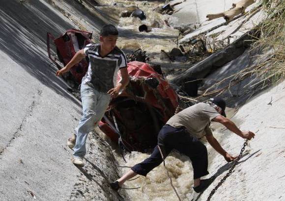 Henry Agudelo - Daniel Aristiz&#225;bal, conductor del Mazda, se salv&#243; de ser arrastrado por las aguas.