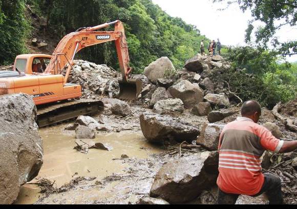 Foto Esteban Vanegas - Al r&#237;o Cauca tambi&#233;n se fue una tractomula que estaba parqueada en el paraje.