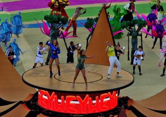FOTO JUAN ANTONIO S&#193;NCHEZ, Enviado especial Brasil - Vestidos de los colores nacionales de Brasil verde y amarillo, Jennifer L&#243;pez, Claudia Leitte y Pitbull interpretaron el himno oficial de la Copa del Mundo.