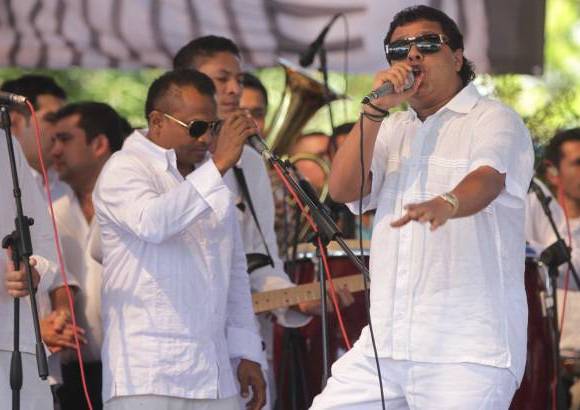FOTO ALEX HEREIRA - Enviado especial Valledupar - Rafael Santos se arm&#243; de valor y cant&#243; las primeras canciones de la tarde, bajo el sofocante calor que no abandon&#243; a los asistentes a la Plaza Alfonso L&#243;pez de Valledupar.
