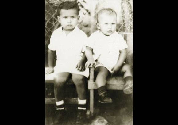 - Es el segundo de los seis hijos del hogar formado por Hugo de los Reyes Ch&#225;vez y Elena Fr&#237;as, ambos maestros de educaci&#243;n primaria.
