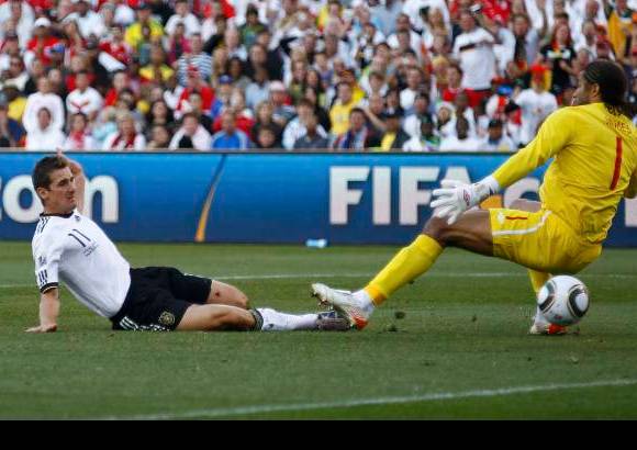 Reuters - En el 23, Alemania marc&#243; el gol m&#225;s simple del f&#250;tbol. El meta Neuer lanz&#243; la bola a tres cuartos del campo, Klose gan&#243; el forcejeo a Upson y, a media ca&#237;da dentro del &#225;rea, alarg&#243; la pierna derecha para batir a James en su salida.