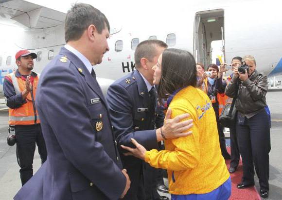 Hernán Vanegas - En medio de aplausos y por una calle de honor pisaron suelo antioqueño los medallistas olímpicos.