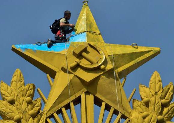 AFP - El rascacielos moscovita, de 176 metros de altura, es uno de los &#237;conos de la era sovi&#233;tica y se encuentra al este del Kremlin. Aunque la estrella que corona la edificaci&#243;n es dorada, se le llama la &quot;estrella roja&quot;, en alusi&#243;n a la revoluci&#243;n comunista. Manifestantes escalaron el edificio y pintaron la estrella con los colores nacionales de Ucrania. 4 personas fueron detenidas por el hecho.