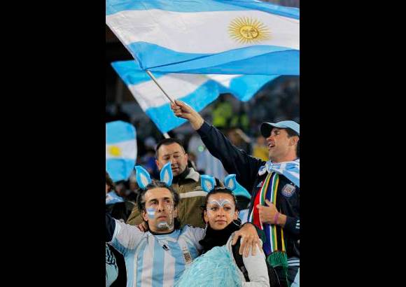 Reuters - Argentina dominó todo el encuentro, con una posesión de casi el 70 por ciento, pero Grecia propuso un partido trabado en la mitad de su cancha, donde colocó dos férreas líneas defensivas que los delanteros argentinos no lograban penetrar.
