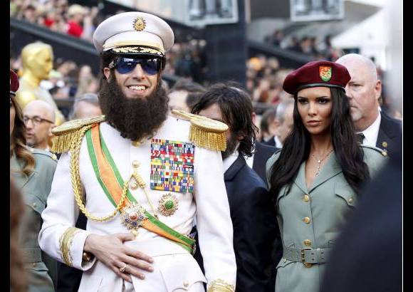 Reuters - El actor Sacha Baron Cohen acudi&#243; a la entrega de los premios Oscar vestido como el personaje de su nueva pel&#237;cula El dictador.