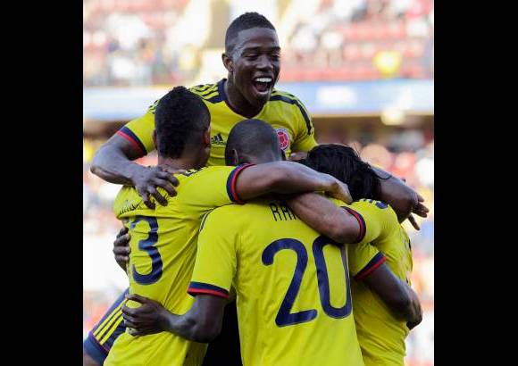 Reuters - 24 años se demoró Colombia en ganarle a Bolivia por la Copa. La última vez había sido también 2-0 en Argentina 87. En una de las celebraciones los jugadores se acordaron del portero David Ospina, quien se despidió del torneo por una lesión tras chocar con Hugo Rodallega en una de las prácticas.