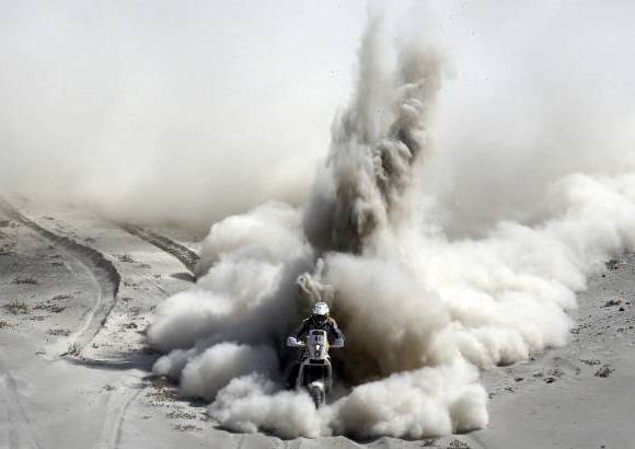 Reuters - Riaan Van Niekerk, de Sudáfrica, monta su KTM durante la quinta etapa del Rally Dakar 2013.