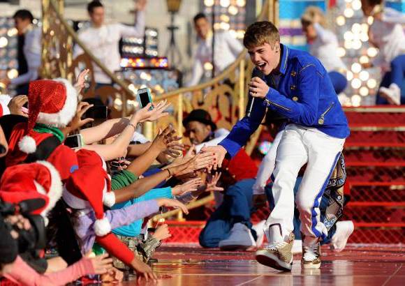 AP - Los afortunados fans que pudieron ser testigos del particular concierto en el parque, sin embargo, el 25 de diciembre la cadena estadounidense ABC emitirá el desfile navideño.