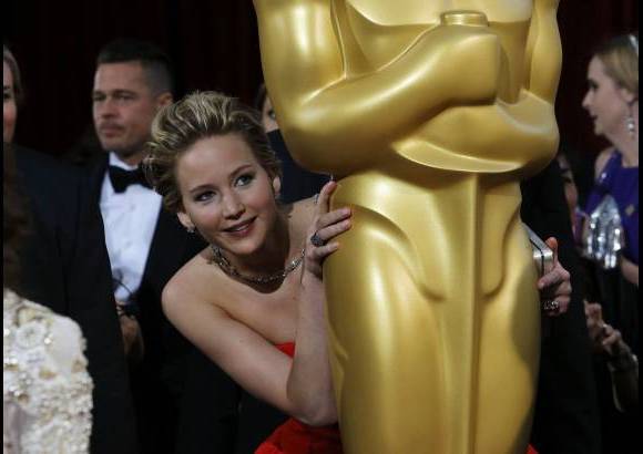 Reuters - Jennifer Lawrence llama la atenci&#243;n de los fot&#243;grafos con sus ocurrencias.