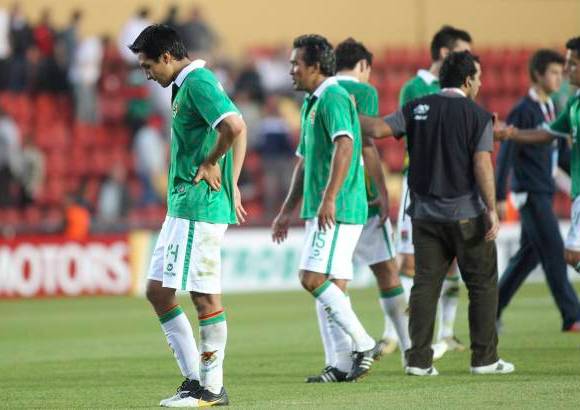 Reuters - Tristeza de los boliviano que se despidieron del torneo en la fase de grupos.