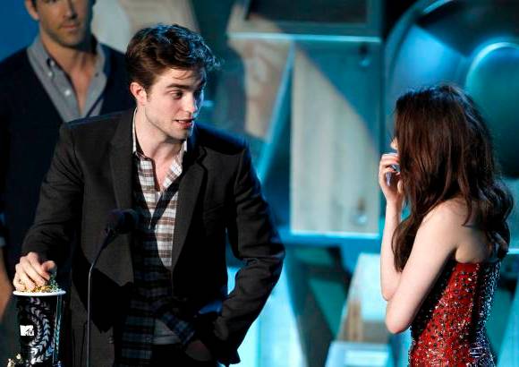 AP - Mejor beso: Kristen Stewart y Robert Pattinson, The Twilight Saga: Eclipse.