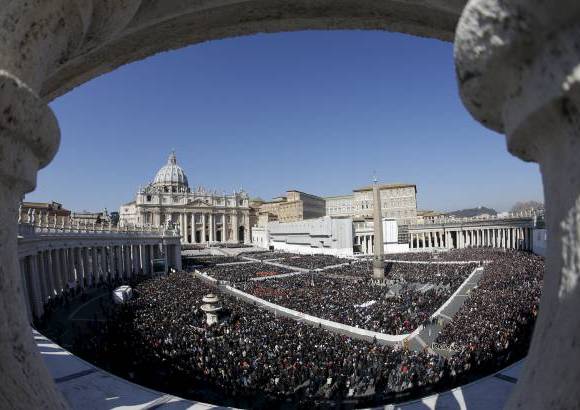 AP - ... mientras una muchedumbre agitaba banderas de todas las partes del mundo y coreaban &quot;Benedicto, Benedicto&quot; en la plaza per&#237;ptera proyectada por Gian Lorenzo Bernini entre 1656 y 1667.
