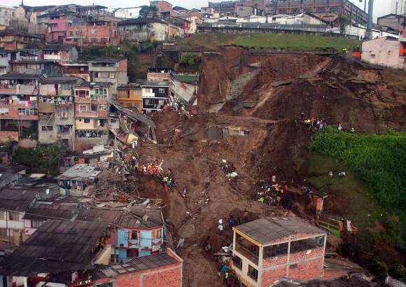 Colprensa - Al parecer, un tubo roto habr&#237;a causado el deslizamiento en el barrio Cervantes de Manizales.