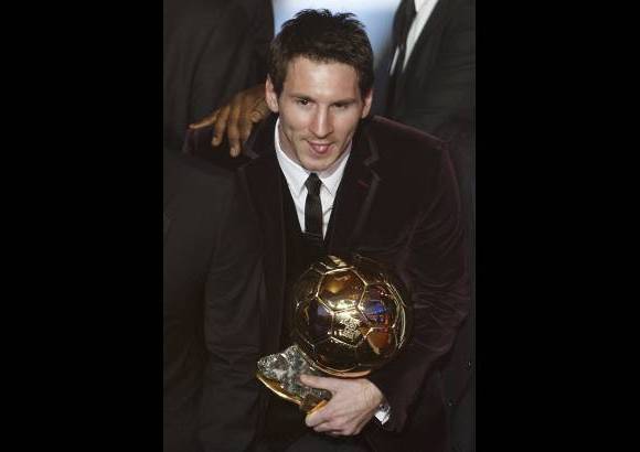 Reuters - Lionel Messi obtuvo su tercer Bal&#243;n de Oro consecutivo, algo que solo hab&#237;a logrado hasta ahora el actual presidente de la Uefa, el franc&#233;s Michel Platini.