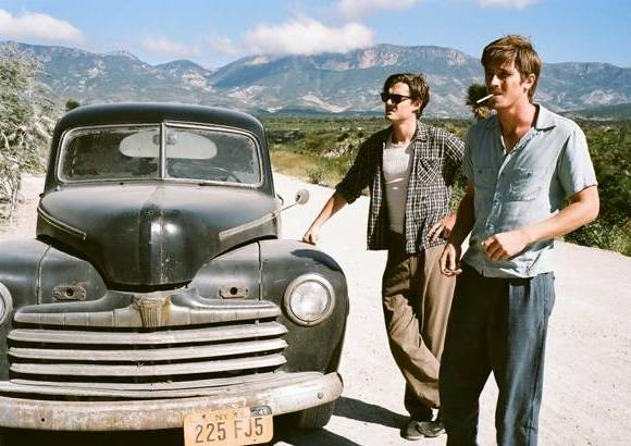 Cortes&#237;a - Es protagonizada por Garrett Hedlund, Sam Riley y Kristen Stewart.