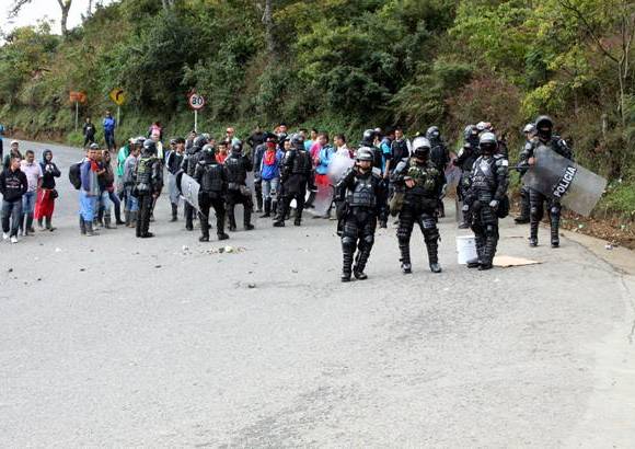 Foto cortes&#237;a Polic&#237;a Antioquia - Parte de los 3.000 mineros informales que fueron evacuados realizaron en la ma&#241;ana de este mi&#233;rcoles una asonada contra los agentes del Esmad y el Ej&#233;rcito.